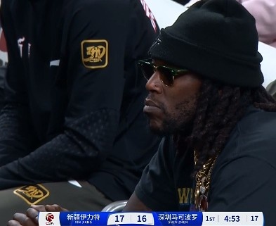 哦呦？你來了！新疆新外援哈雷爾場邊觀戰(zhàn)新疆主場vs深圳的比賽