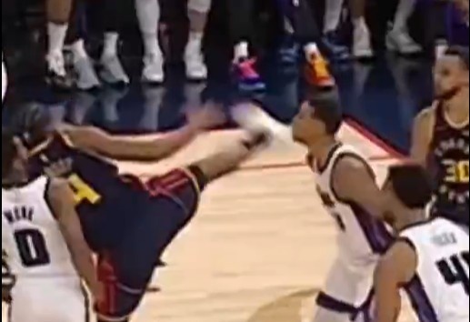 抬腳過高踢到了對手下巴！NBA官方：穆迪這一動(dòng)作被判1級惡犯