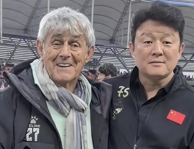 有點(diǎn)像？米盧差點(diǎn)將青島籍演員張磊誤認(rèn)為是孫繼海