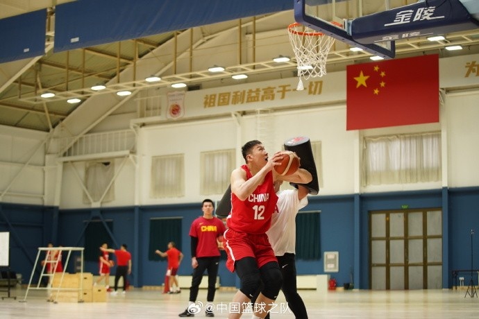 中國籃球之隊(duì)官博：大塊頭 大能量 祝李炎哲25歲生日快樂！