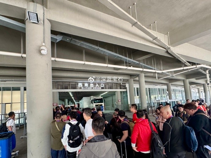 盛況空前！記者曬照：距離中澳之戰(zhàn)還有三小時(shí)，現(xiàn)場(chǎng)記者已超百名