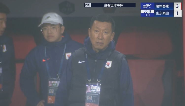 半場1-3落后遞補(bǔ)隊！場邊的崔康熙表情焦急