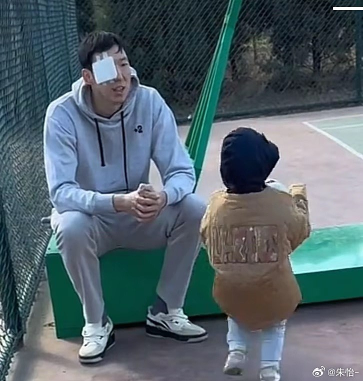 顧家好男人！記者曬出周琦手術(shù)后回歸家庭帶娃照片