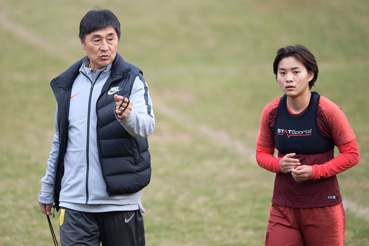 王霜與網友互動時談賈秀全“茶葉?！保翰恍枰I，是他送我們喝