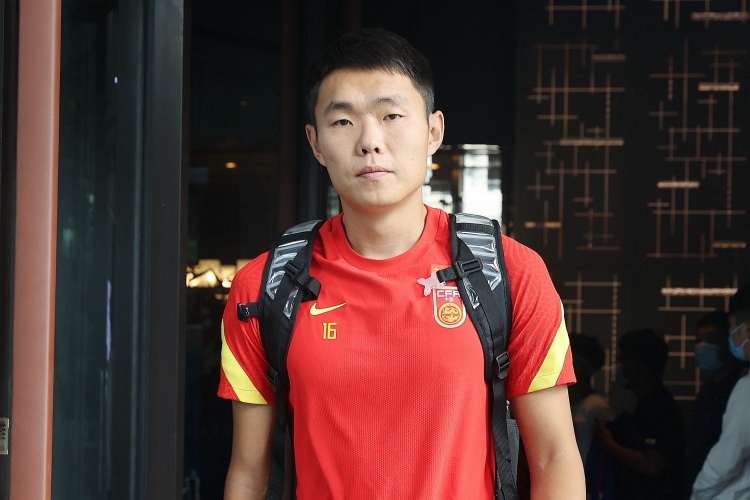 媒體人：國足征召5名邊后衛(wèi)真的有必要嗎？中場堆積眾多8號位