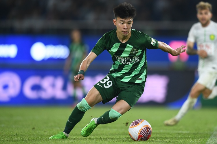 打幾分？浙江小將王鈺棟半場(chǎng)數(shù)據(jù)：觸球19次，2次射門(mén)0射正