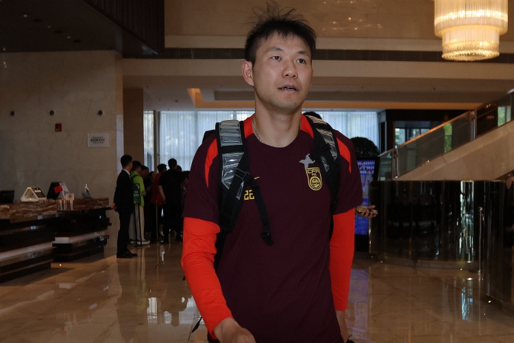 李源一3次助攻位居助攻榜榜首，李璇：再看伊萬發(fā)言覺得有種錯(cuò)亂