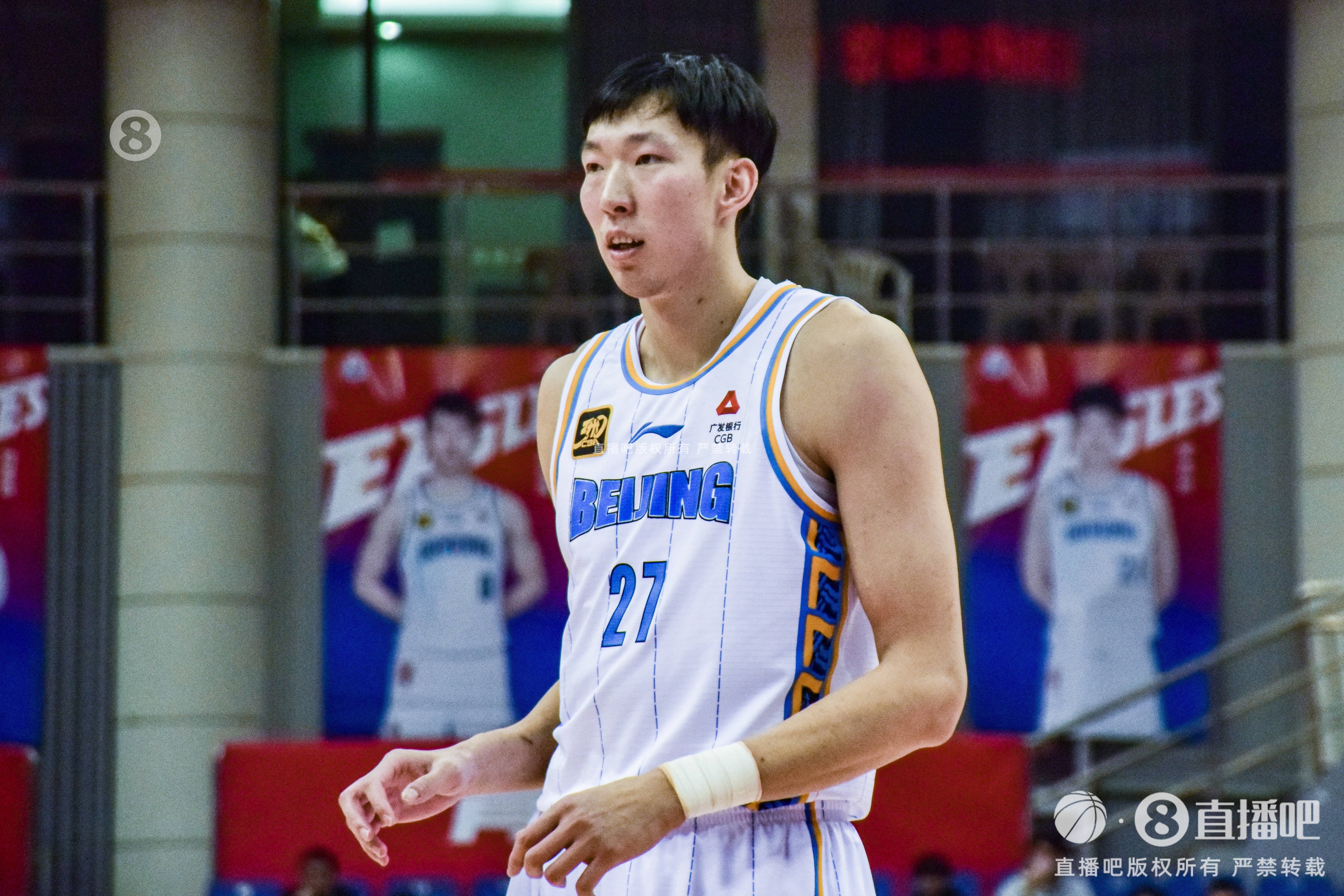 被壓制了呀！周琦各種被洛夫頓強(qiáng)打 6中4拿到8分13板2助