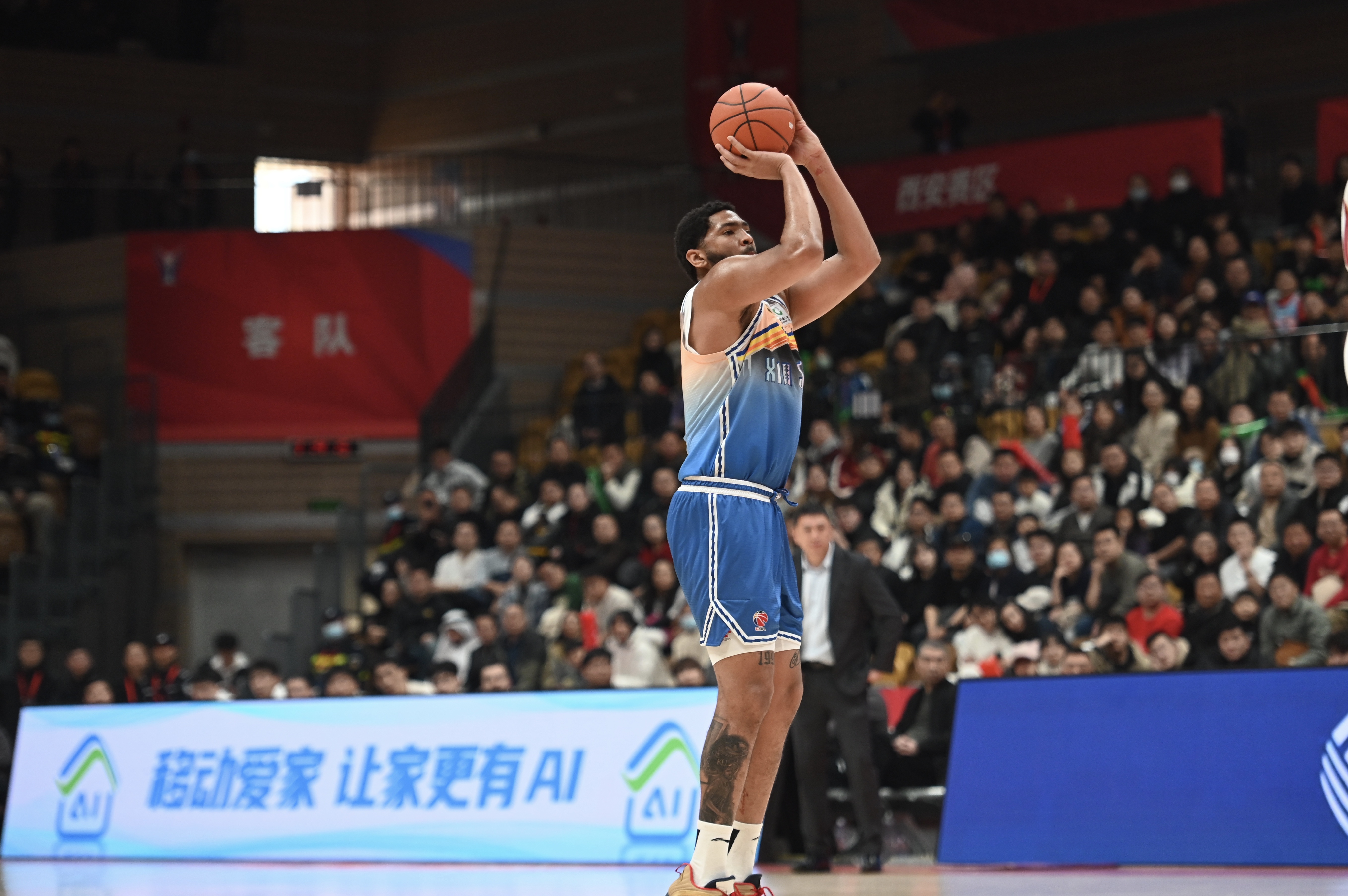 手感火熱！勞森半場7中6高效砍下17分5籃板 首節(jié)15分